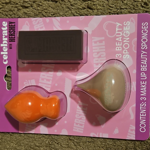 Hershey's Kisses Eyeshadow Palette and Beauty Sponges Set - Picture 4 of 4